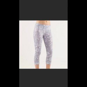 Like NEW lululemon Wunder Under Crop - Size 4